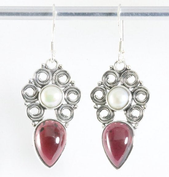 Bewerkte zilveren oorbellen met granaat en parel afbeelding 1