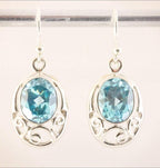 Opengewerkte zilveren oorbellen met blauwe topaas afbeelding 1