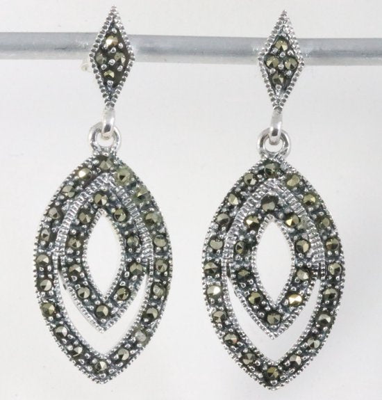 Opengewerkte zilveren oorstekers met marcasiet afbeelding 1