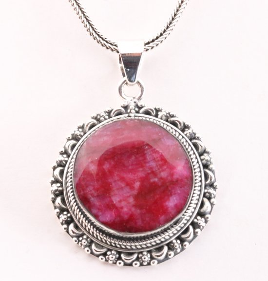 Grote ronde bewerkte zilveren hanger met robijn aan vossenstaart ketting afbeelding 1