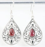 Opengewerkte zilveren oorbellen met granaat afbeelding 1