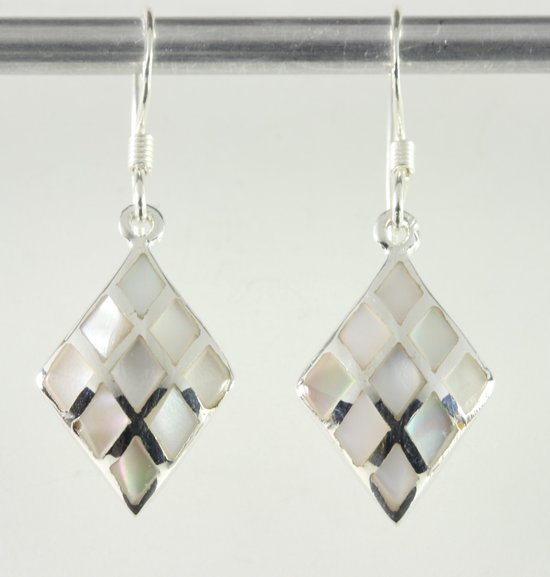 Ruitvormige zilveren oorbellen met parelmoer afbeelding 1