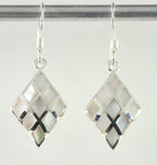 Ruitvormige zilveren oorbellen met parelmoer afbeelding 1