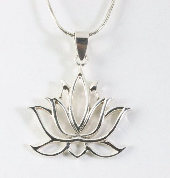 Opengewerkte zilveren lotus bloem hanger aan ketting afbeelding 1