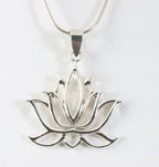 Opengewerkte zilveren lotus bloem hanger aan ketting afbeelding 1
