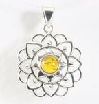 Opengewerkte zilveren hanger met amber afbeelding 1