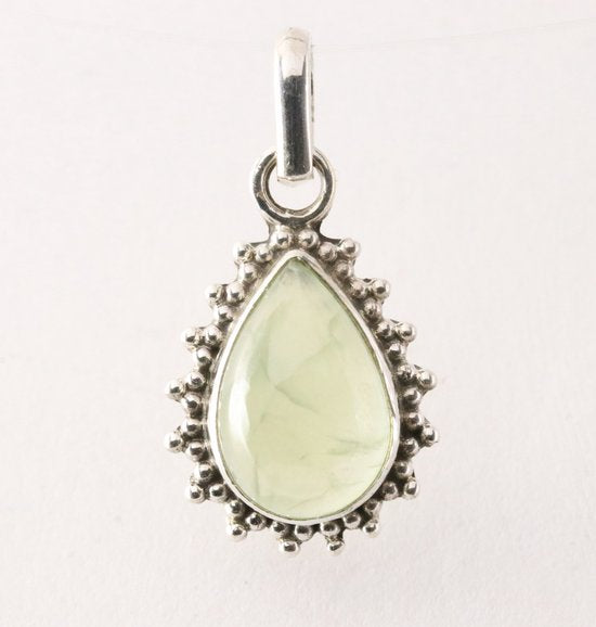 Fijne bewerkte druppelvormige zilveren hanger met prehniet afbeelding 1