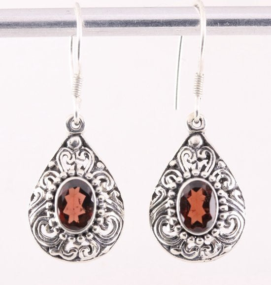 Opengewerkte zilveren oorbellen met granaat afbeelding 1