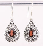 Opengewerkte zilveren oorbellen met granaat afbeelding 1