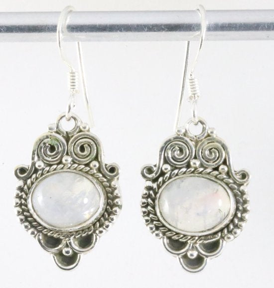Bewerkte zilveren oorbellen met regenboog maansteen afbeelding 1