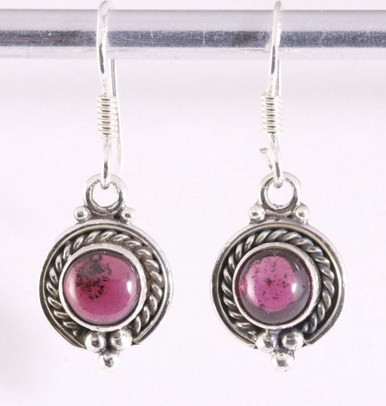 Fijne bewerkte zilveren oorbellen met granaat afbeelding 1