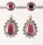 Bewerkte zilveren oorstekers met granaat afbeelding 1