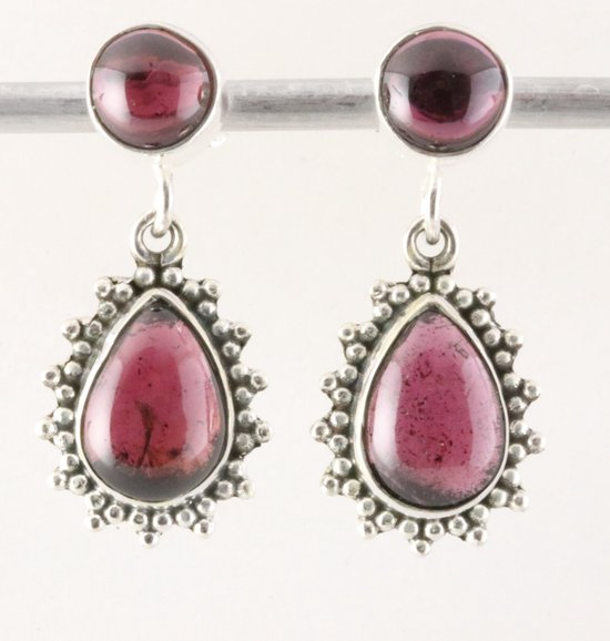 Bewerkte zilveren oorstekers met granaat afbeelding 1