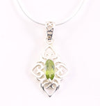 Fijne opengewerkte zilveren hanger met peridoot aan ketting afbeelding 1