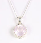 Fijne ronde zilveren hanger met rozenkwarts aan ketting afbeelding 1