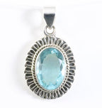 Fijne bewerkte ovale zilveren hanger met blauwe topaas afbeelding 1