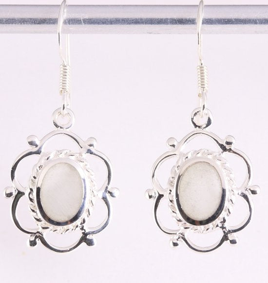 Opengewerkte zilveren oorbellen met witte agaat afbeelding 1
