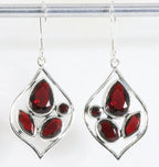 Opengewerkte zilveren oorbellen met granaat afbeelding 1