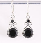 Opengewerkte zilveren oorbellen met onyx afbeelding 1