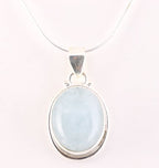 Ovale zilveren hanger met aquamarijn aan ketting afbeelding 1