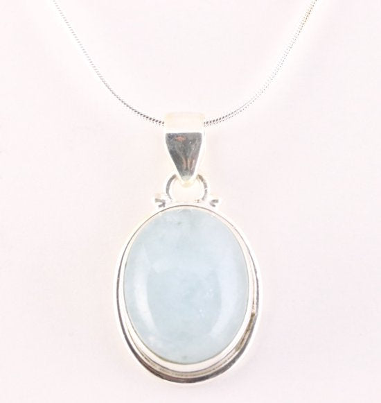 Ovale zilveren hanger met aquamarijn aan ketting afbeelding 1