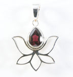 Opengewerkte zilveren lotus bloem hanger met granaat afbeelding 1