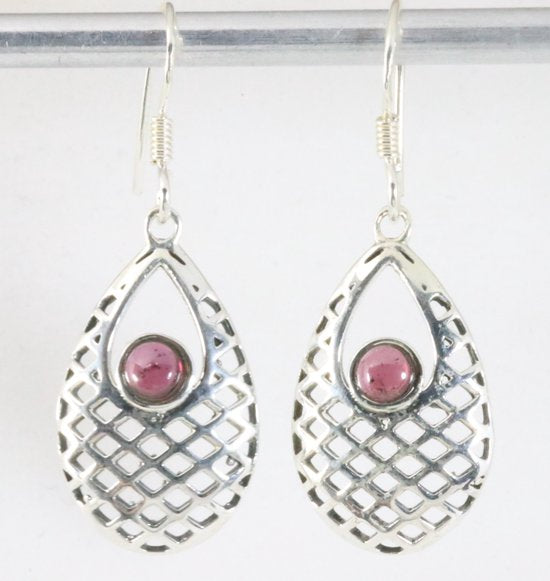 Opengewerkte zilveren oorbellen met granaat afbeelding 1