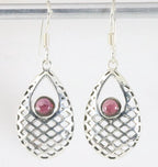 Opengewerkte zilveren oorbellen met granaat afbeelding 1