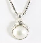 Traditionele ronde bewerkte zilveren hanger met zoetwater parel aan vossenstaart ketting afbeelding 1