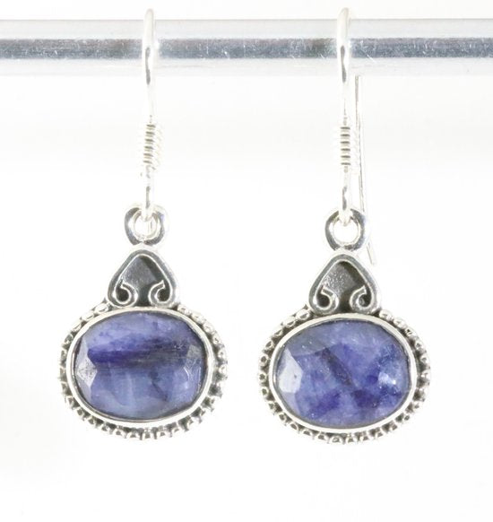 Fijne bewerkte zilveren oorbellen met blauwe saffier afbeelding 1