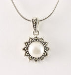 Fijne zilveren hanger met marcasiet en parel aan ketting afbeelding 1