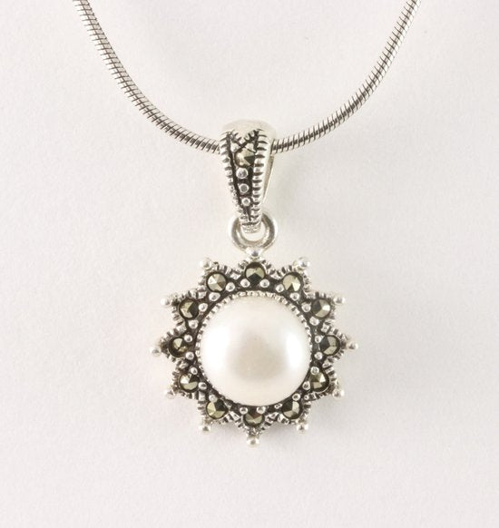 Fijne zilveren hanger met marcasiet en parel aan ketting afbeelding 1