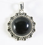 Ronde bewerkte zilveren hanger met onyx afbeelding 1