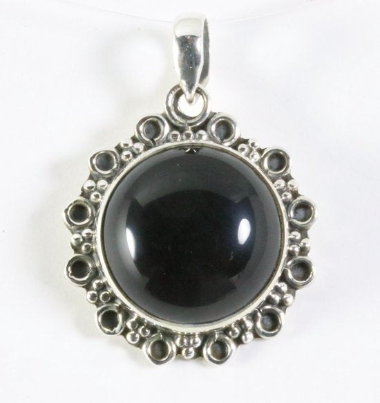 Ronde bewerkte zilveren hanger met onyx afbeelding 1