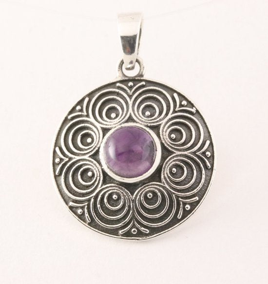 Ronde bewerkte zilveren hanger met amethist afbeelding 1
