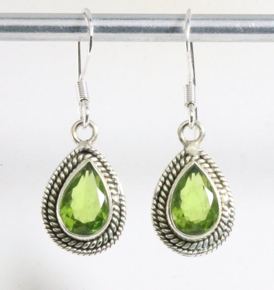 Bewerkte druppelvormige zilveren oorbellen met peridoot afbeelding 1