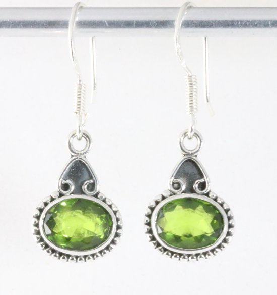 Fijne bewerkte zilveren oorbellen met peridoot afbeelding 1
