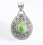 Bewerkte druppelvormige zilveren hanger met groene koperturkoois afbeelding 1