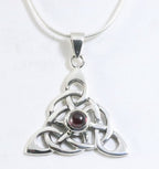Zilveren triquetra hanger met granaat aan ketting afbeelding 1