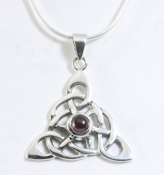 Zilveren triquetra hanger met granaat aan ketting afbeelding 1
