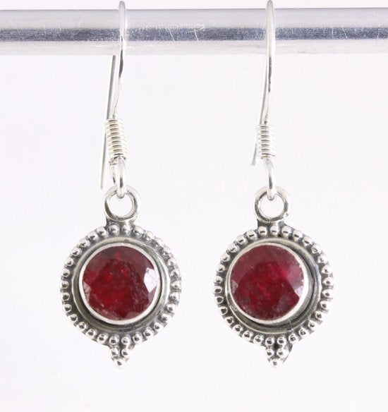 Fijne bewerkte ronde zilveren oorbellen met robijn afbeelding 1
