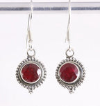Fijne bewerkte ronde zilveren oorbellen met robijn afbeelding 1
