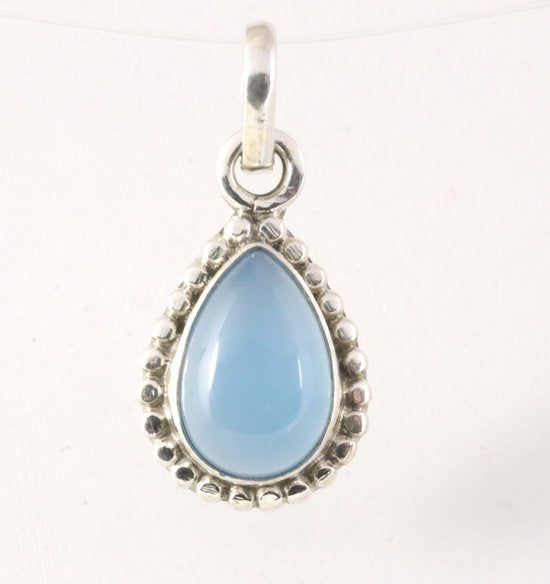 Fijne bewerkte druppelvormige zilveren hanger met blauwe chalcedoon afbeelding 1