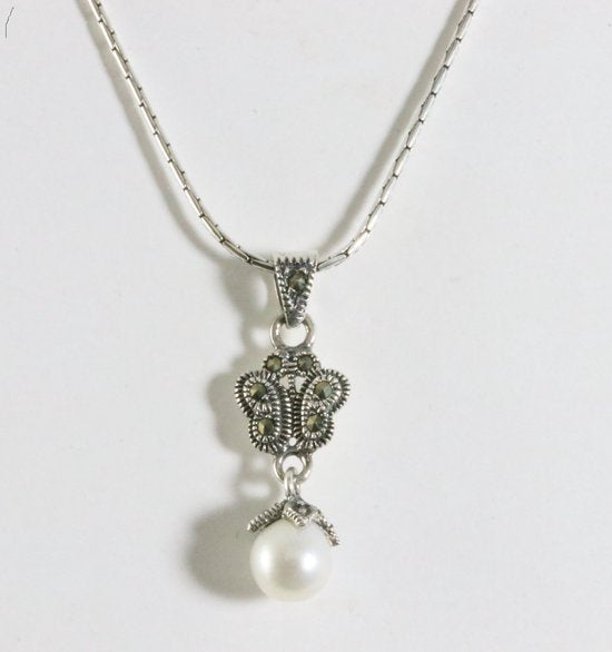 Fijne zilveren vlinder hanger met marcasiet en parel aan ketting afbeelding 1