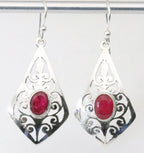 Opengewerkte zilveren oorbellen met robijn afbeelding 1