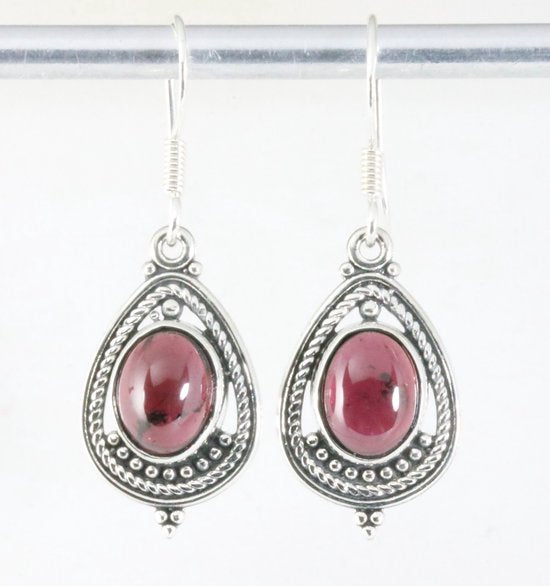 Opengewerkte zilveren oorbellen met granaat afbeelding 1