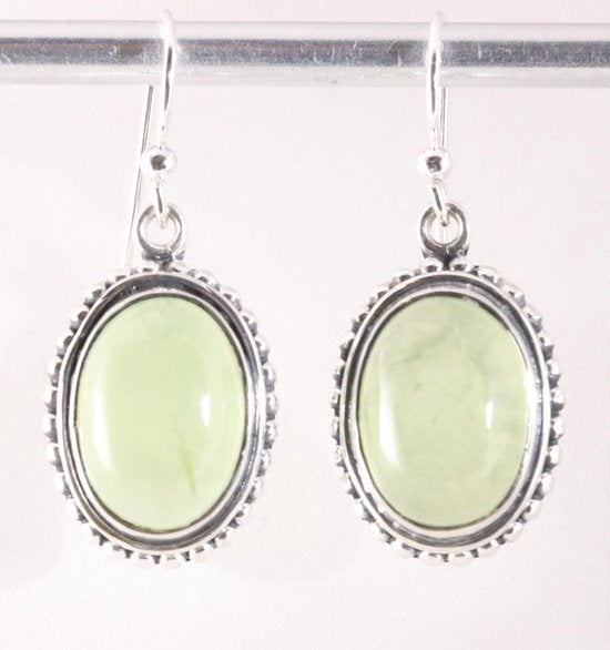 Bewerkte ovale zilveren oorbellen met prehniet afbeelding 1