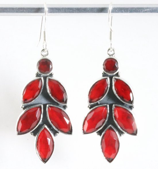 Lange zilveren oorbellen met robijn afbeelding 1