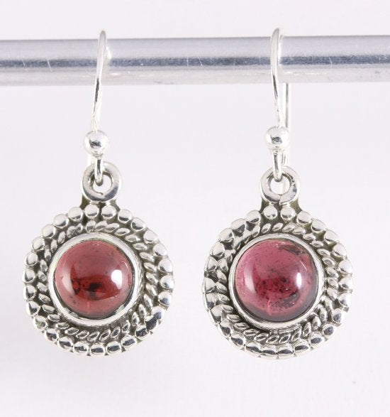 Fijne bewerkte ronde zilveren oorbellen met granaat afbeelding 1