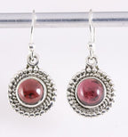 Fijne bewerkte ronde zilveren oorbellen met granaat afbeelding 1
